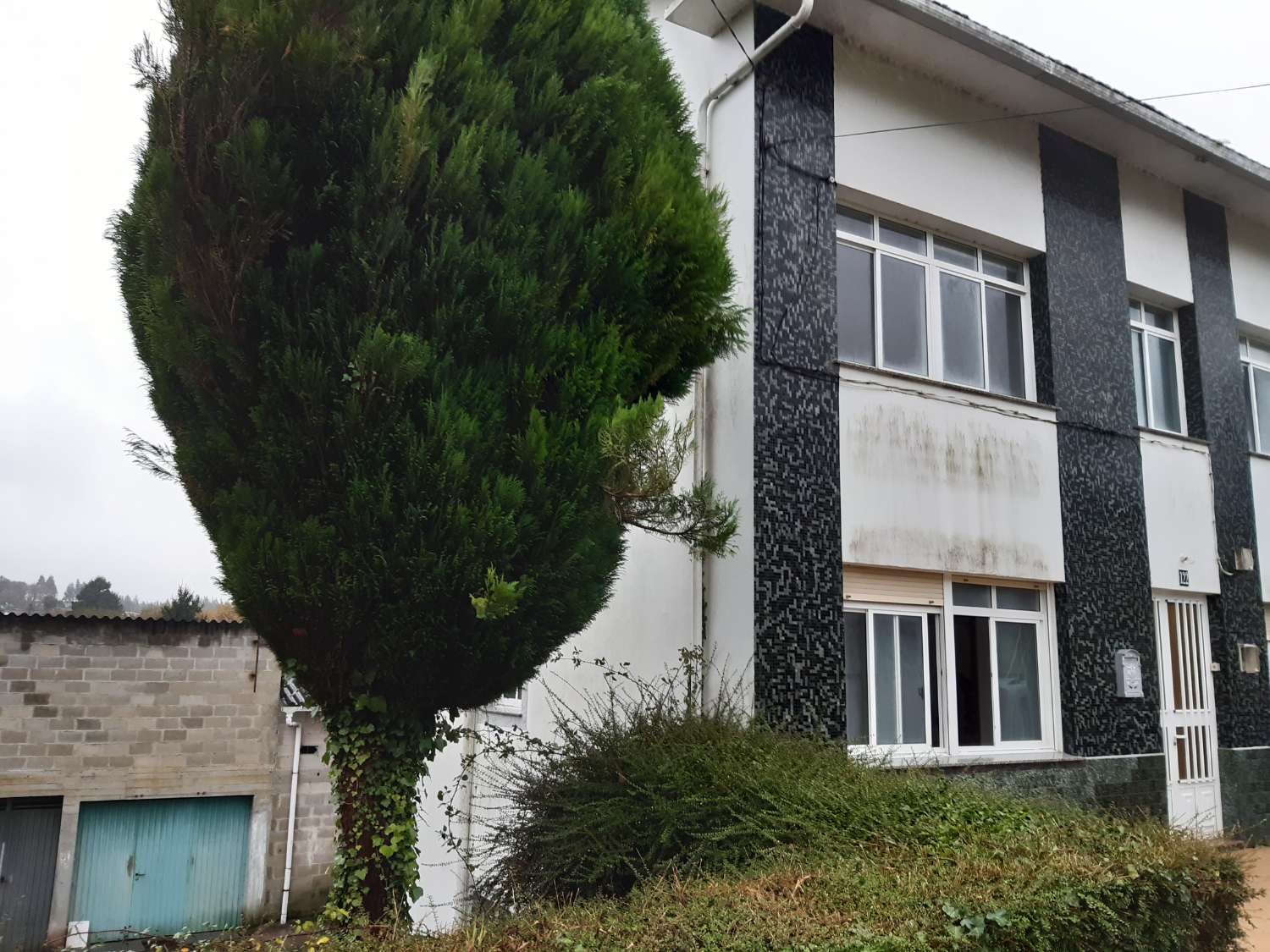 En venta gran casa con finca en Pontedeume.