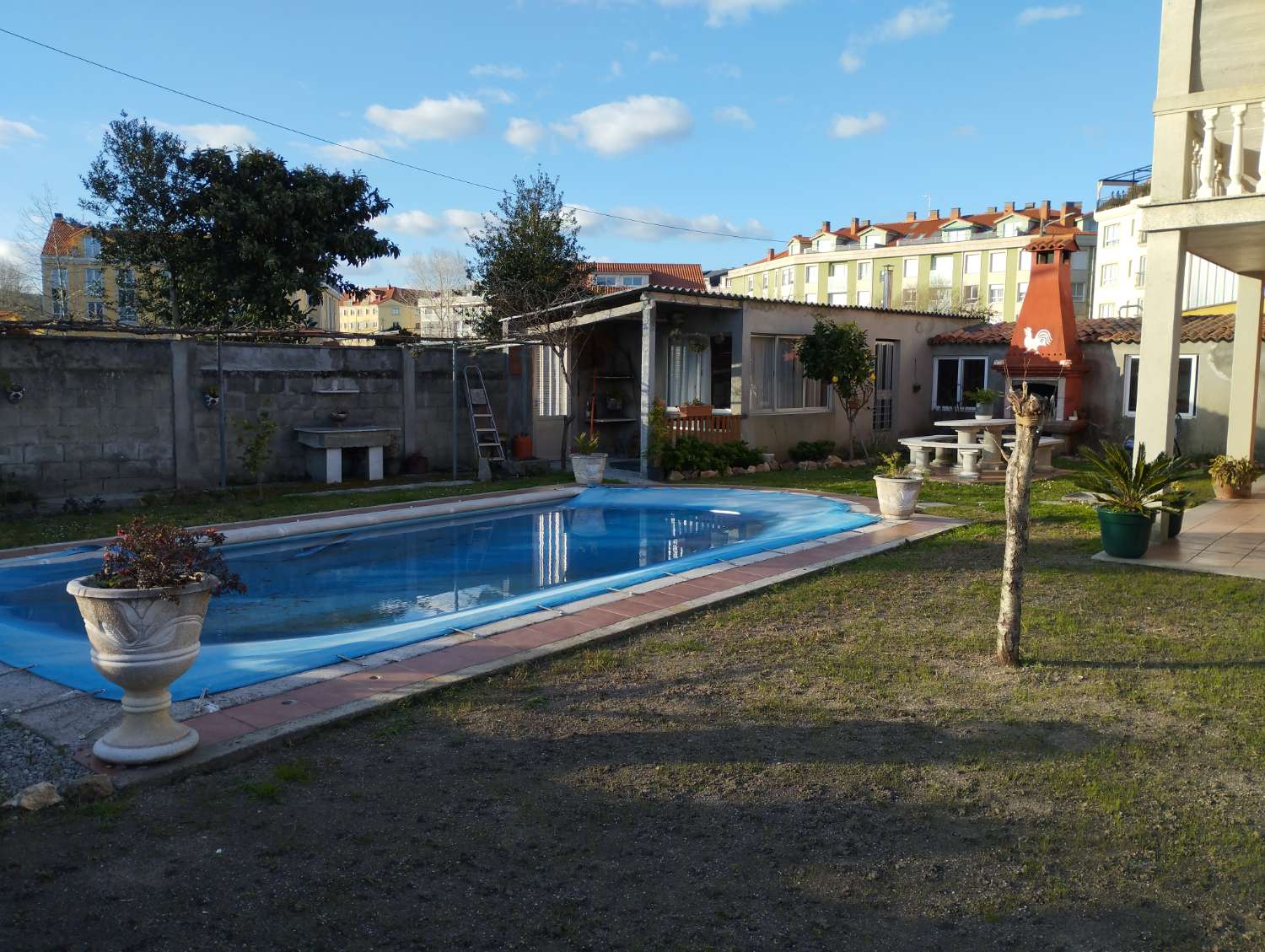 En venta gran casa en Ares con piscina.