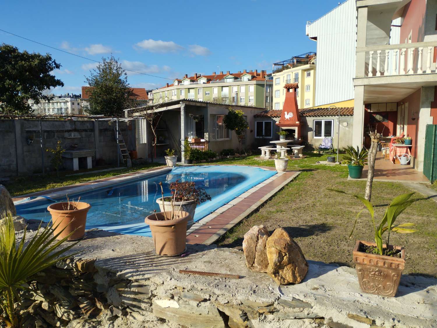 En venta gran casa en Ares con piscina.