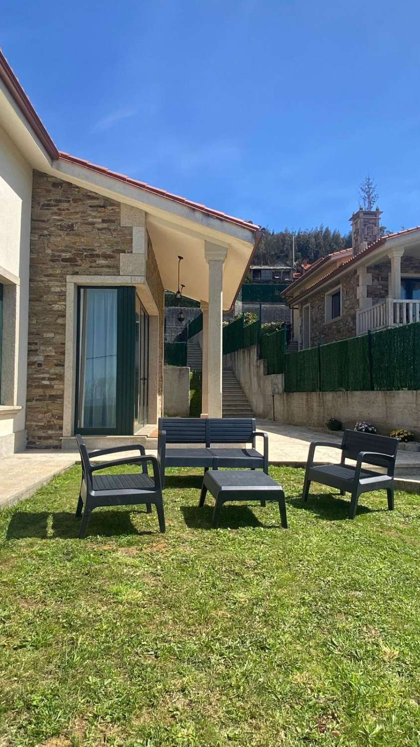 Espectacular chalet en venta en Pantín, A Coruña.