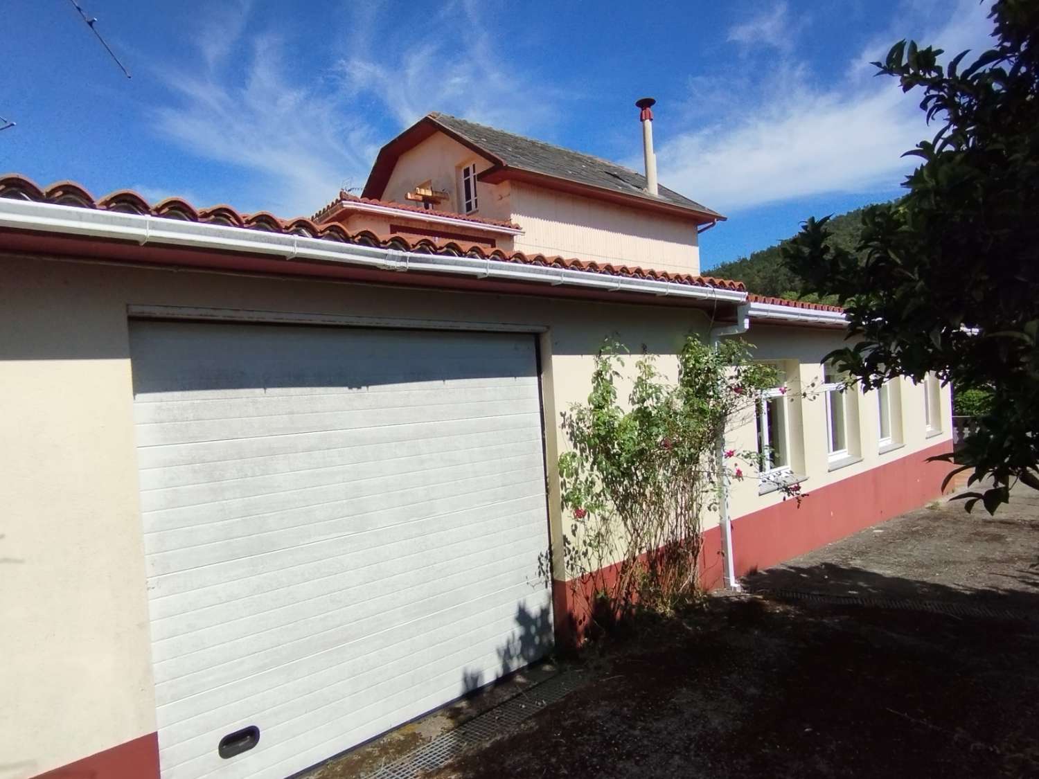 En venta gran casa con gran finca en Cerdido, A Coruña.