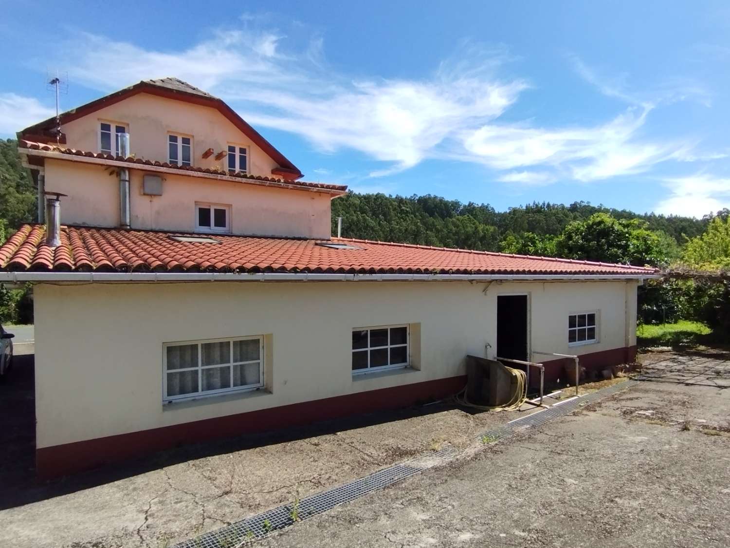 En venta gran casa con gran finca en Cerdido, A Coruña.