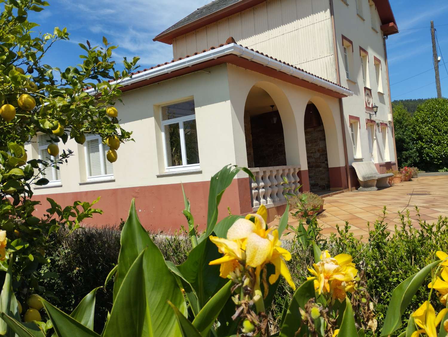 En venta gran casa con gran finca en Cerdido, A Coruña.